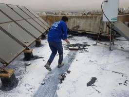 חברת "כתר איטום וזיפות גגות" מבצעת סיוד גג לאחר איטום בזפת חם על מנת לשמור על איכות האיטום